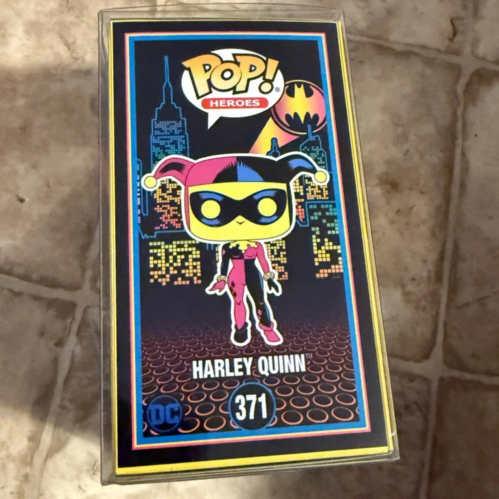 Funko Harley Quinn Batman Blacklight Figure - Picture 4 of 6